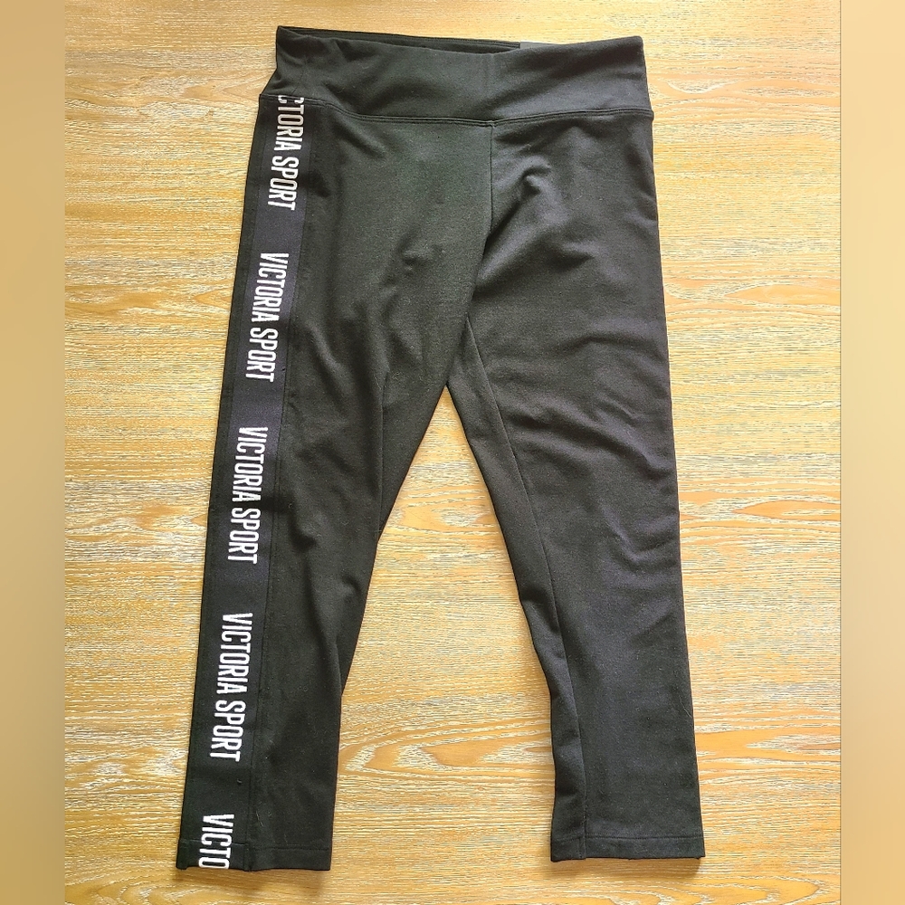 VICTORIA'S SECRET SPORT BLACK W/ WHITE MID RISE CROPPED CAPRI LEGGINGS NWT SZ M